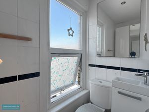 Upstairs loo- click for photo gallery